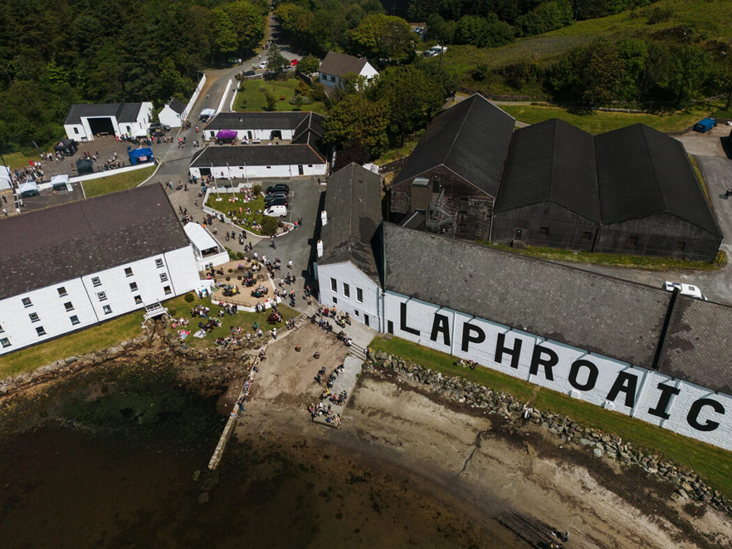Få skotska destillerier har samma ikoniska utseende som Laphroaig.