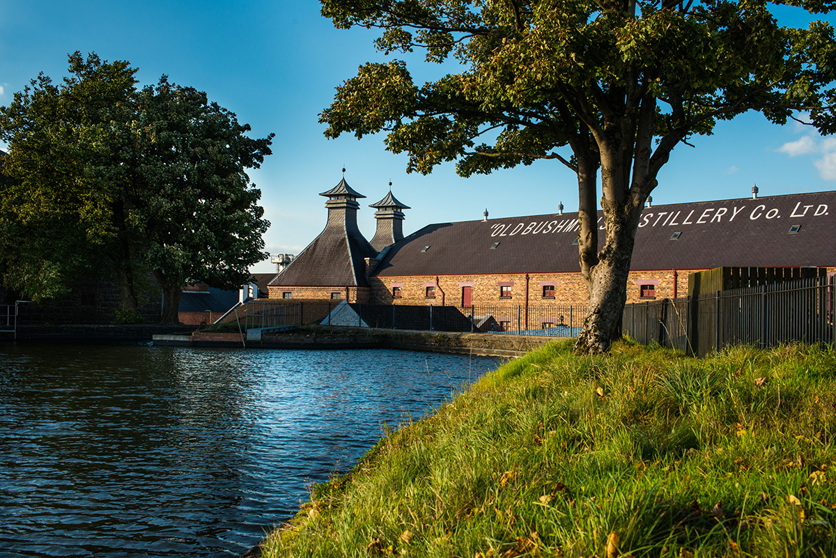 Old Bushmills Distillery, med bortåt 250 år på nacken, men still going strong.