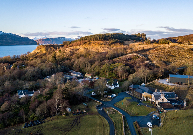 Isle of Raasay Distillery nere till höger och den magiska utsikten över ön Skye i bakgrunden.