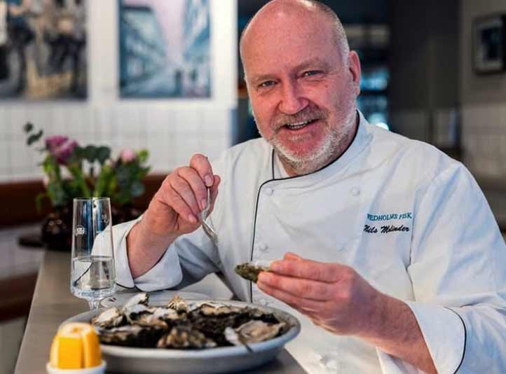 Ostronkonnässör Nisse Molinder på Melanders Fisk i Stockholm.
