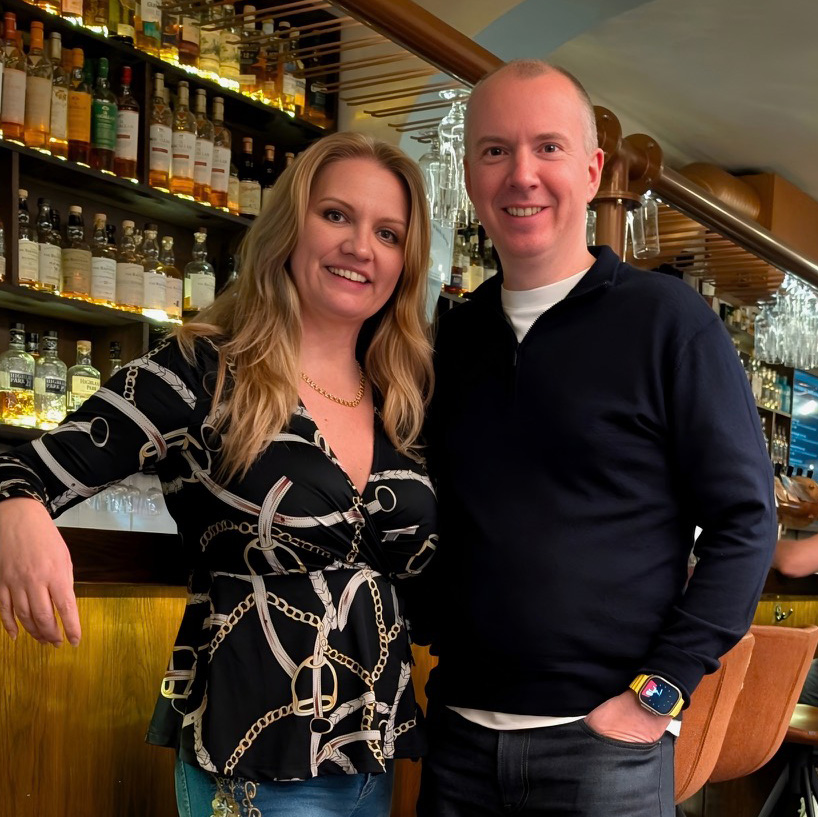 Chefredaktör för Allt om whisky - Emma med Glen Morays global brand ambassador Iain Allan. Foto: Mikael Göransson