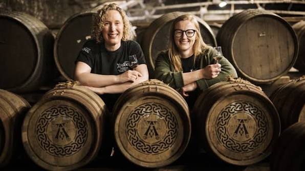 Gillian Macdonald och Bryony McNiven leder även The Ardbeg Committee.