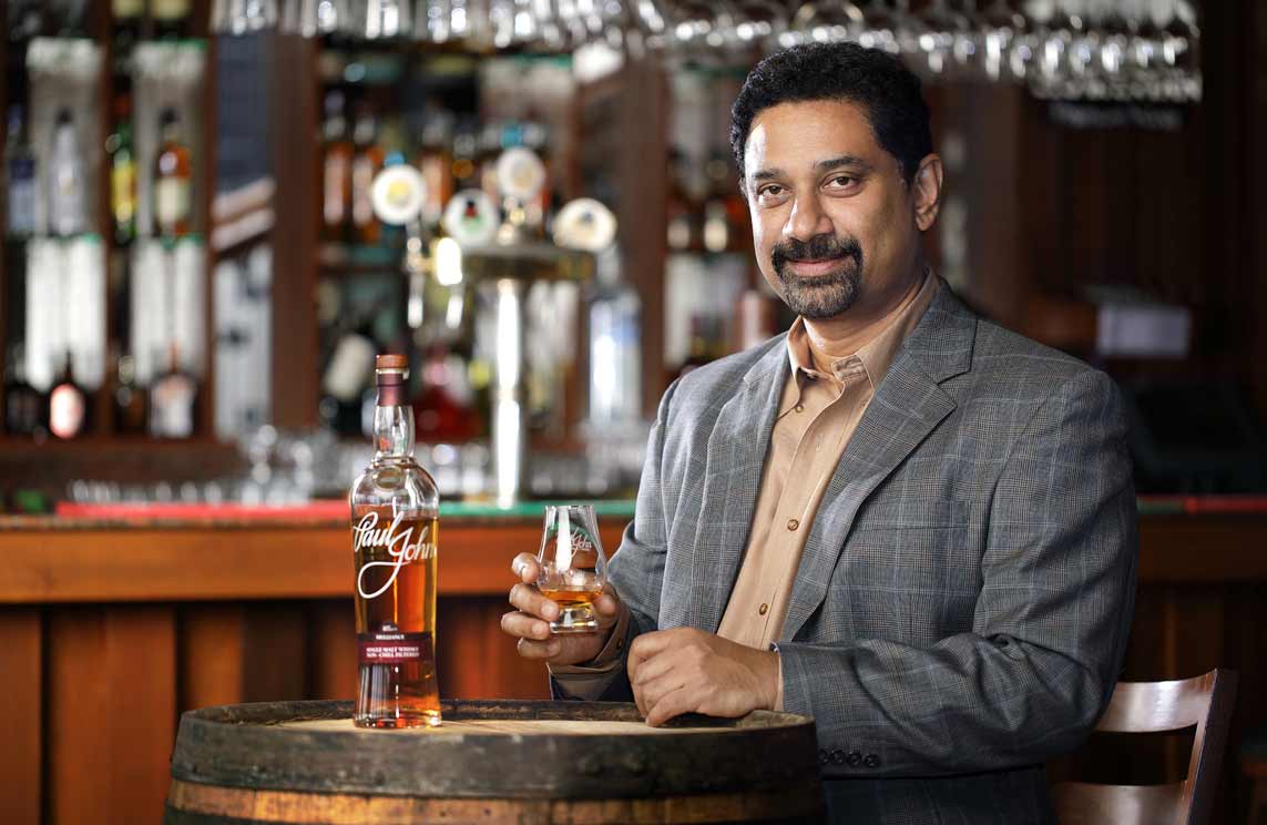Grundaren Paul P. John började koka maltwhisky i sitt Goa-destilleri 2008.