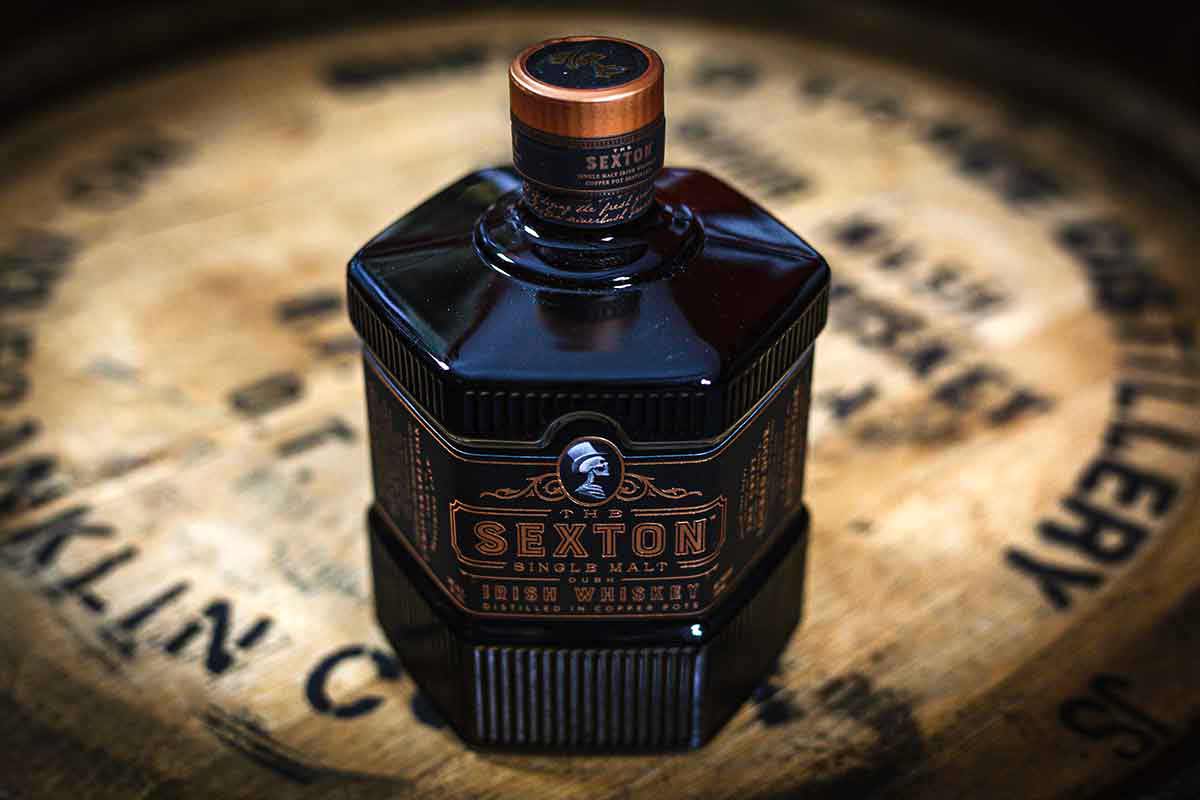 Hemligheten med Sexton är de speciella sherryfaten gjorda av fransk ek som whiskeyn lagras på.