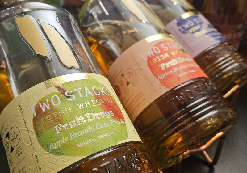 Two Stacks fantastiskt roliga "Fruit Drops"-serie där whiskeyn lagrats på bland annat aprikosbrandyfat