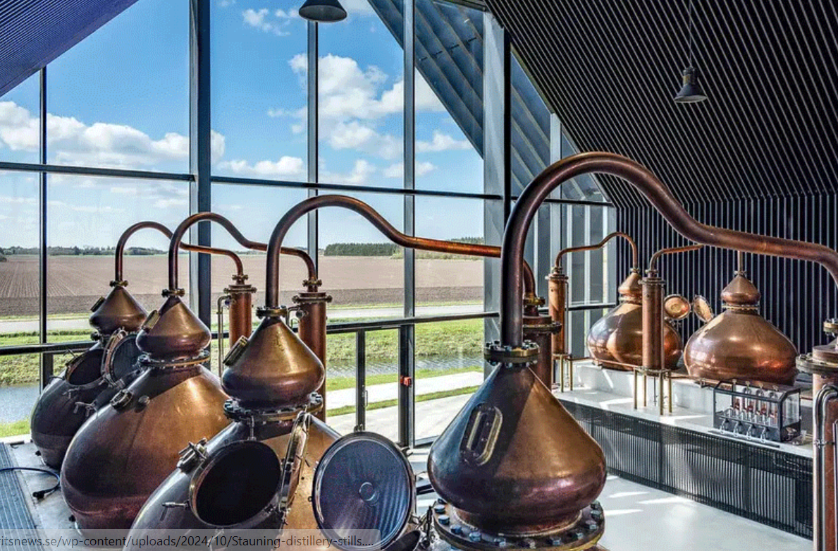 Stauning skådedestilleri invigdes 2018 med 24 små kopparpannor för att göra rye- och maltwhisky.