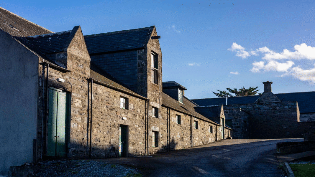 Glenglassaugh Distillery badande i solljus