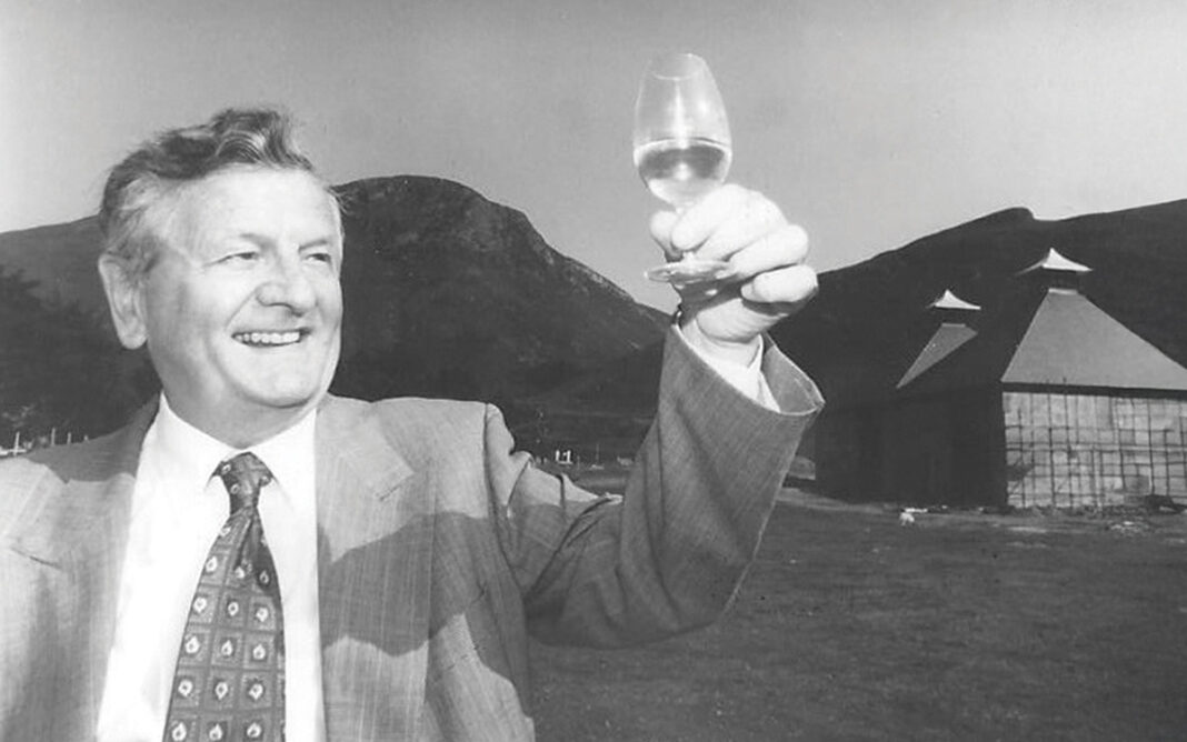 Grundaren Harold Currie tar sig en dram utanför det nya destilleriet.