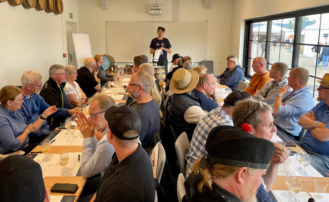 Provningarna var många och välbesökta. Här John Bielstens drinkprovning.