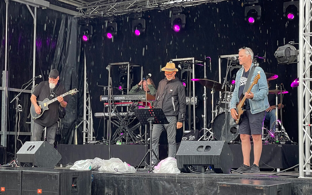 Ett regnigt soundcheck med bandet Smalare än Thord. Observera säckarna över effektpedalerna.