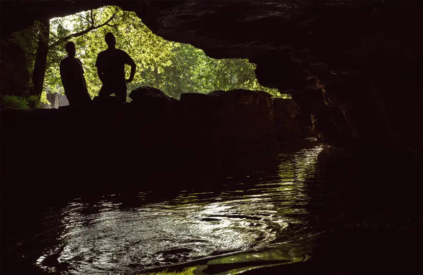 Kalkstensgrottan där destilleriet tar sitt vatten ifrån.