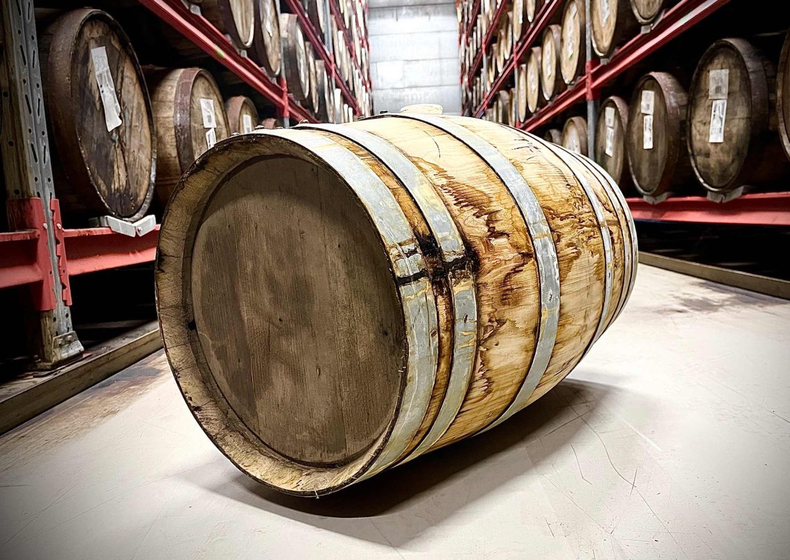 Agitator sourcar sina kastanjefat från Portugal. Man tar emot drygt 200 fat á 150 liter åt gången. Det handlar om jungfruträ som bränts ur inuti men inte tidigare har innehållit vätska.