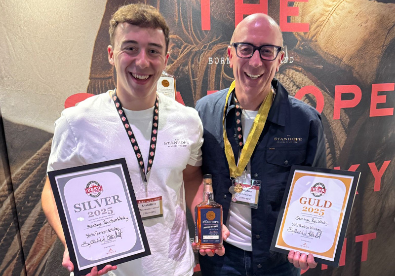 Dubbla medaljer på Stockholm Beer & Whisky mässan i oktober 2025. t.v sonen Mackenzie Holmes. t.h. Andy Holmes.