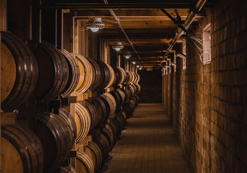 Att blanda fat från olika nivåer i lagerhusen, rickhouses, i Kentucky är ett intressant sätt skapa nya smaker.