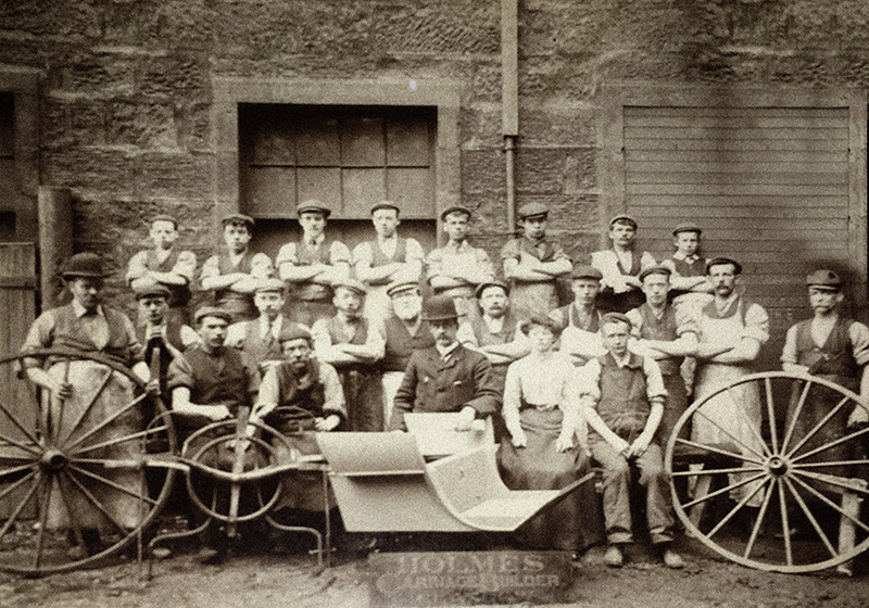 Doug's farfarsfar syns här i mitten framför sin vagnsverkstad i Glasgow.