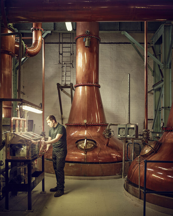 Loch Lomonds klassiska Straight Neck Stills, med det lika klassiska spritskåpet till vänster.