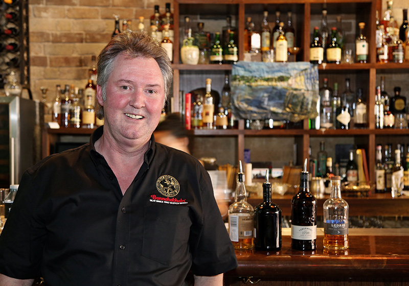 Dåvarande master distiller Ian MacMillan