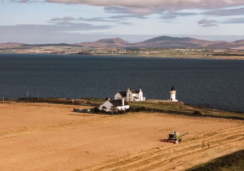 Gården ligger vackert intill Loch Indaal. Foto: Bruichladdich Distillery