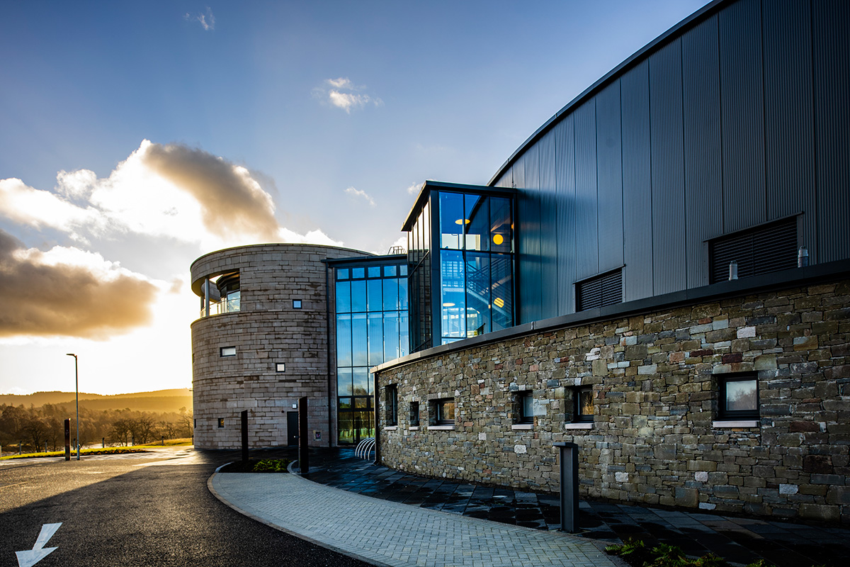 Någonstans mellan konstverk och destilleri - The Cairn.