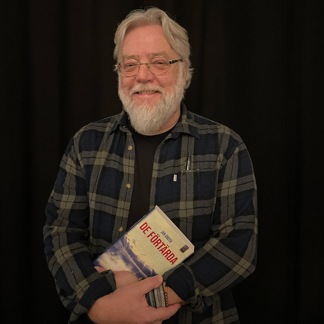 Jan Groth med sin senaste bok.