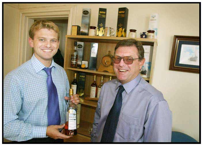 Andrew och Brian Crook förevisar den svenska försäljningssuccén The Ileach 2001.