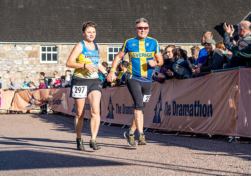 Måns och hans fru passerar mållinjen.