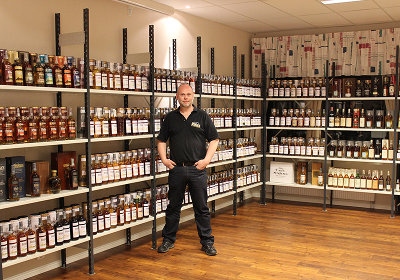 Magnus framför sin då kompletta BenRiach samling.