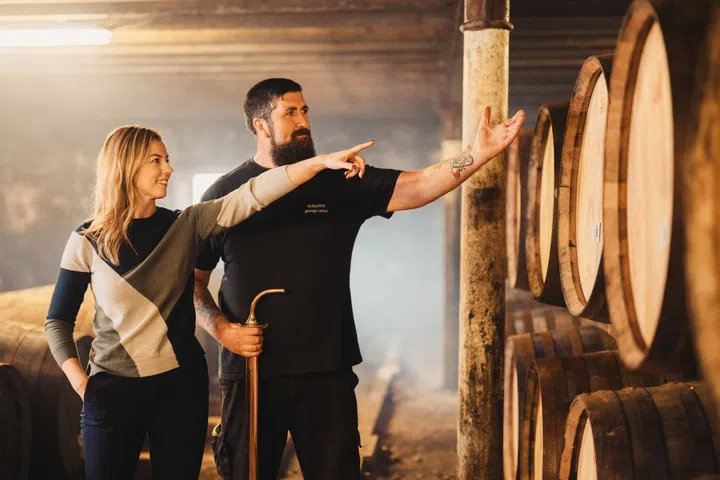 Malt Master Kelsey McKechnie sida vid sida med Warehouse & Samples Coordinator George Paterson