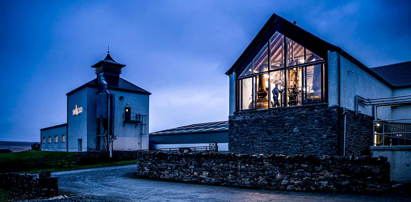 Kilchomans nya destilleri körs dygnet runt och har en årskapacitet på en halv miljon liter. Under 2026 planerar man att koka 650 000 liter med stöd av original-destilleriet.