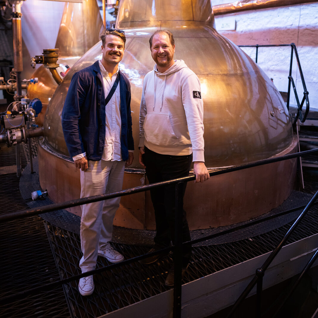 Rätt män på rätt plats: Daniel och Lars i Pulteney Distillery.