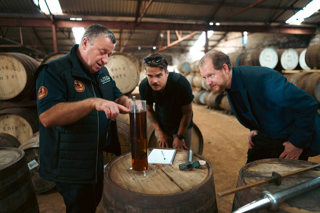 Malcom Waring visar hur man mäter alkoholhalten i whiskyn.