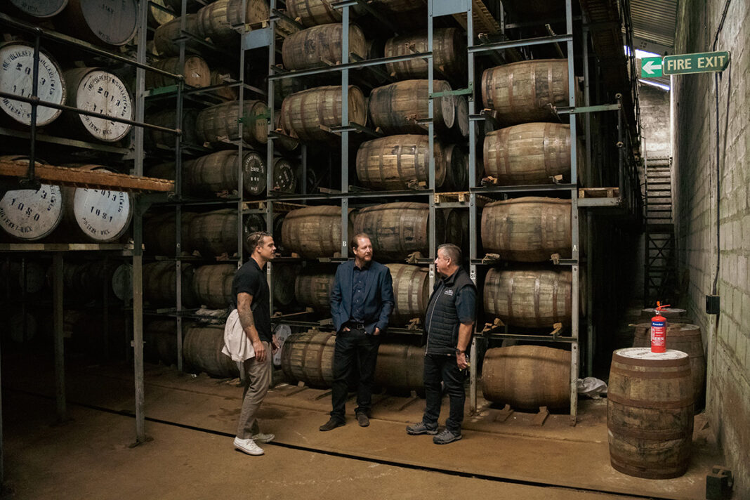 Daniel och Lars på första steget med att välja fat: the racked warehouse.