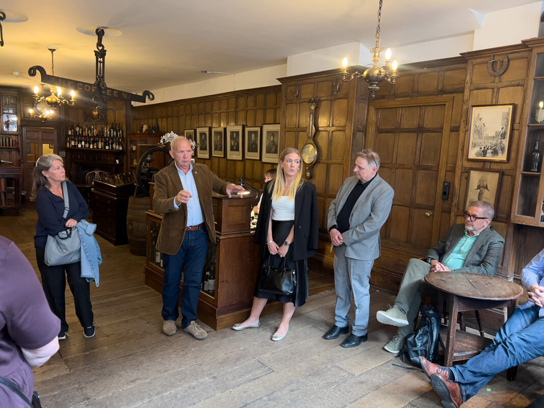 Mike Harrison visar runt på Berry Bros & Rudd.