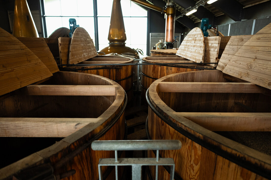 Destilleriet må vara nytt, men tekniken är gammal