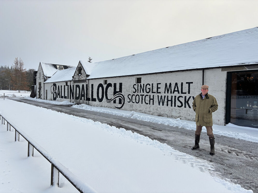 Guy Macpherson-Grant framför den ombyggda stenladugården.