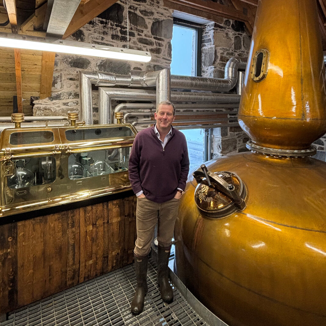 Destilleriet har varsamt fogats in i den gamla ladugården.