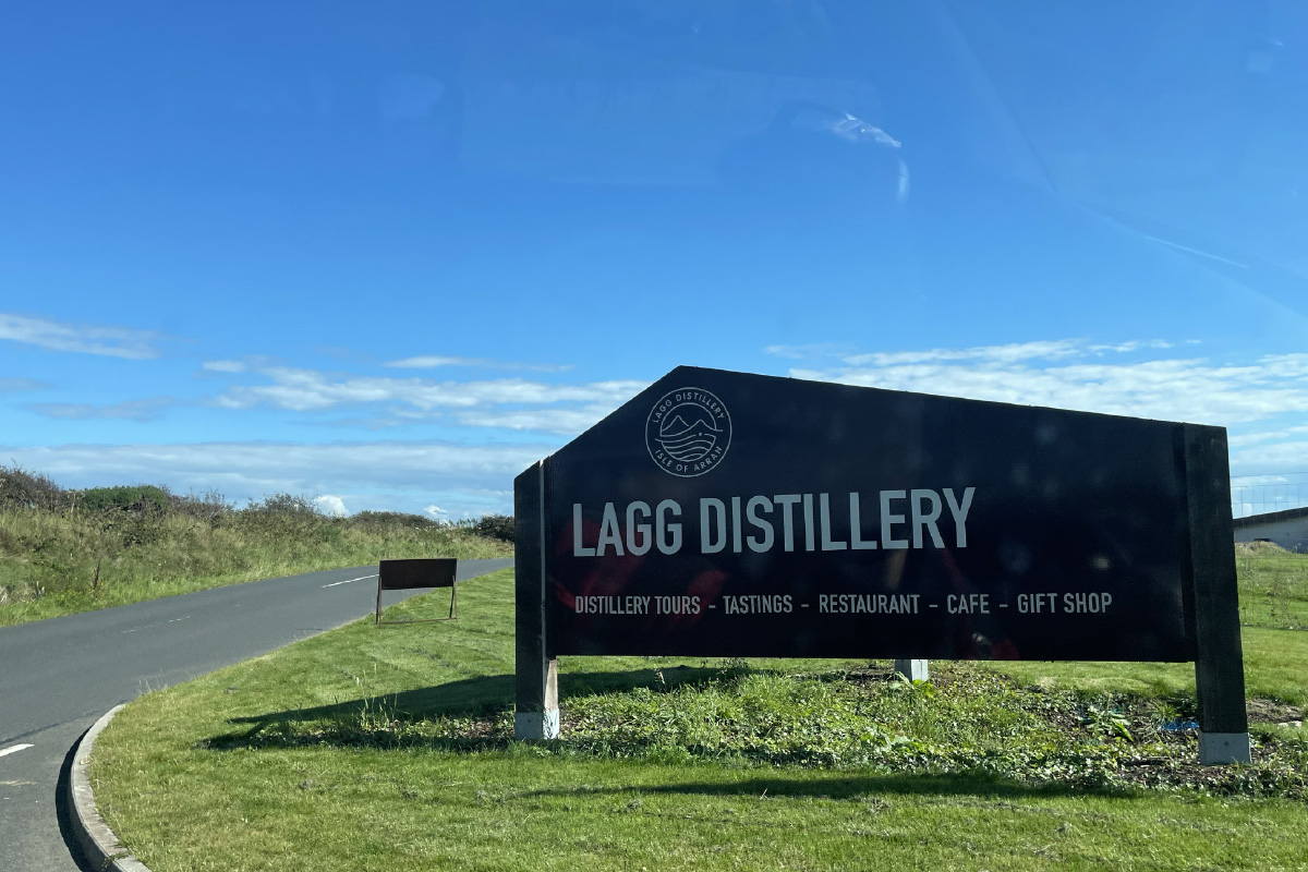 På Lagg satsar man mycket på att välkomna whiskyintresserade besökare.