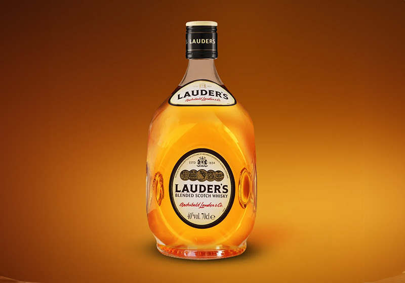 Lauder's Blended whisky i den välkända flaskmodellen.