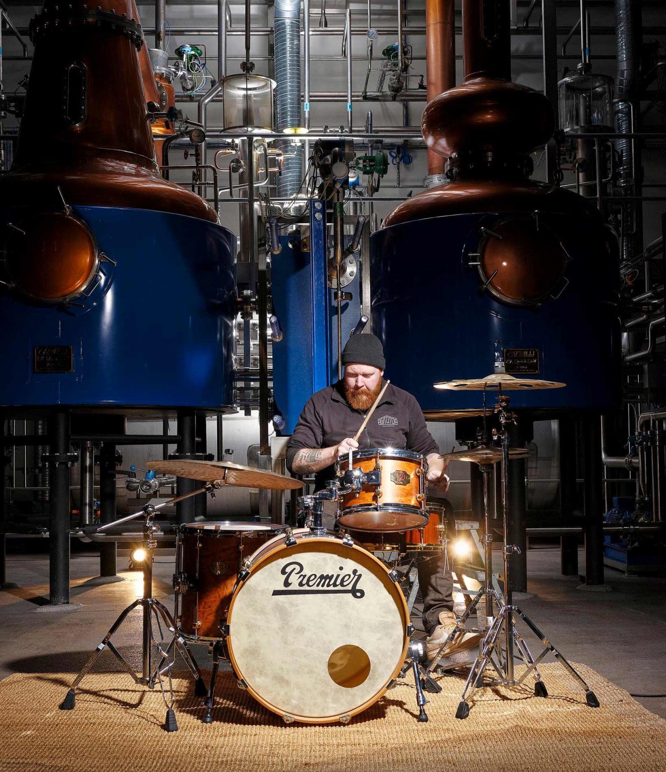 Whiskymakare Tommie Fagerberg jammar loss bland Agitators pannor.