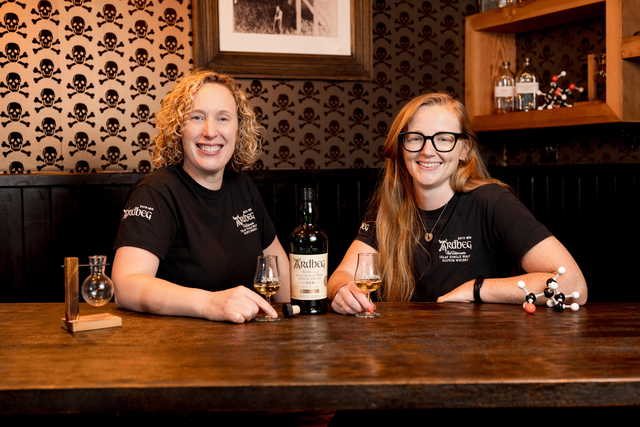 Ardbeg master blender Gillian MacDonald och distillery manager Bryony McNiven