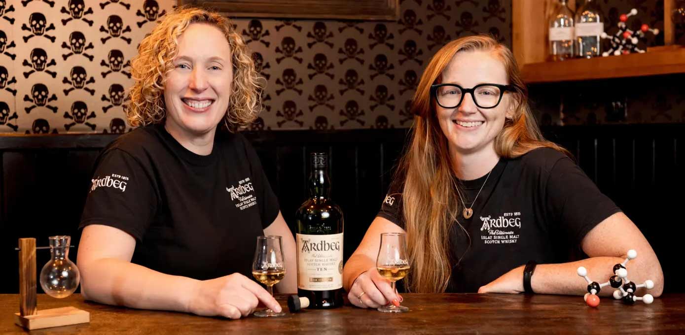 Kvinnor styr på "världens rökigaste" destilleri numera. Gillian Macdonald plockar fat till utgåvorna och Bryony McNiven är ansvarig för den olagrade spriten.