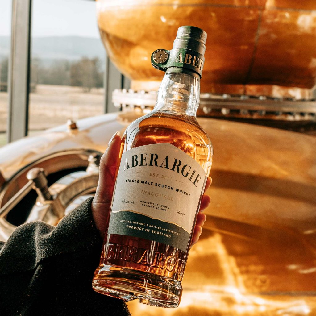 Aberargie Inaugural mixar separata spritkok av Golden Promise- och Laureate-korn som lagrats i 7 år på 50/50-mix av 1st fill bourbon barrels och 1st fill sherryfat.