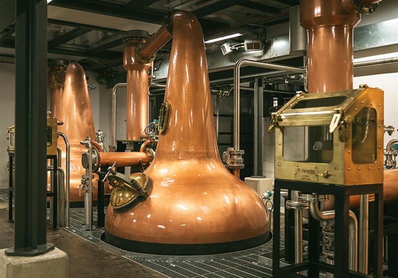 I det gamla fängelset finns nu klassiska kopparpannor som producerar whiskey från Belfast igen.