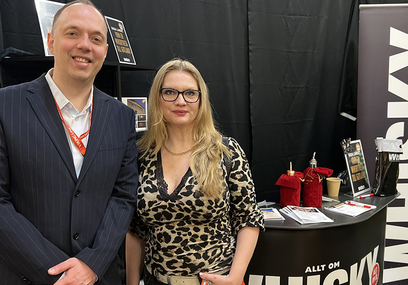 Karl Fagerström – Viking Line och Emma Andersson – Allt om Whisky, på plats framför vår monter.