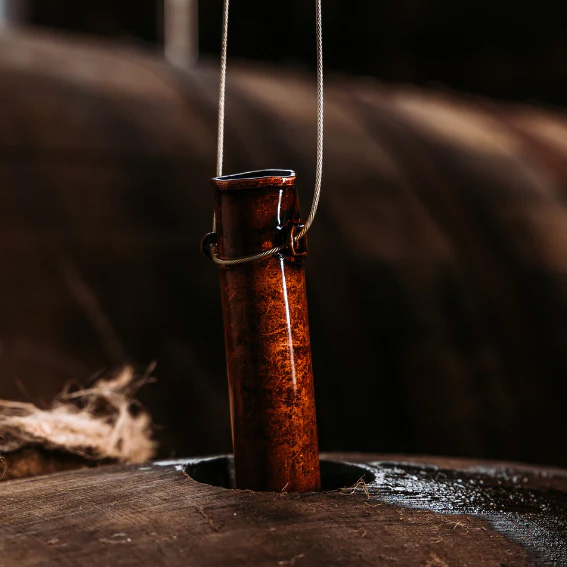 En så kallad copper dog, som används när man fyller flaskor för hand.