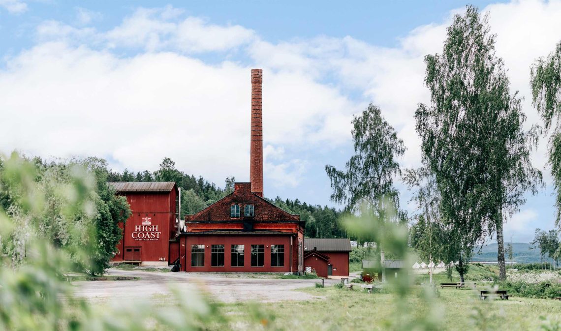 Det norrländska whiskydestilleriet som attraherar besökare från hela världen. I maltwhiskyvärlden betyder platsen allt: "Man kan bara förstå en whisky om man varit där och mött människorna som gör den."