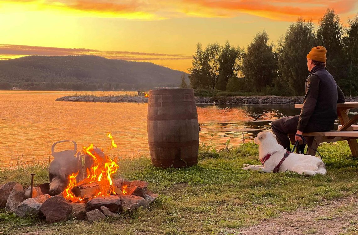 En vacker sommarafton vid älven. Kaffehurran står över brasan. Fickpluntan med High Coast-whisky är på väg fram…