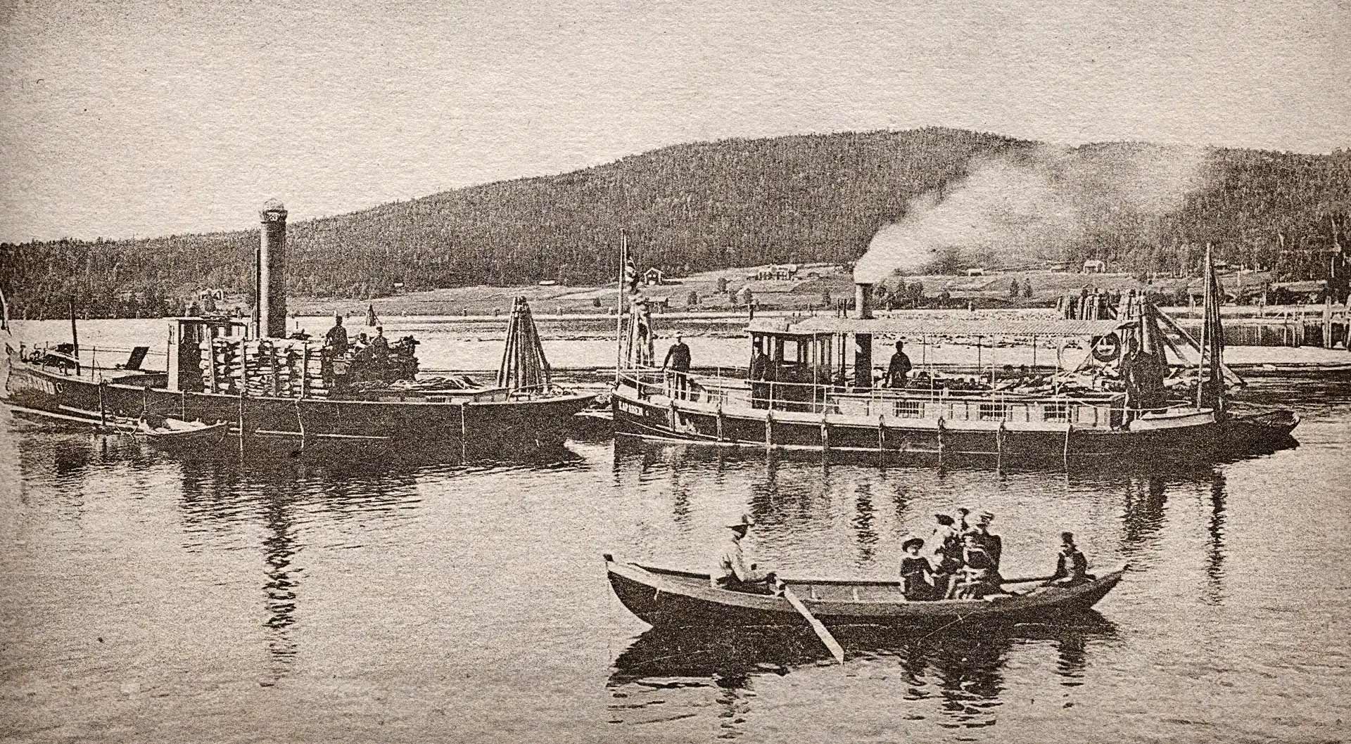 Ångermanälven med sina ångfartyg för passagerare och bogserbåtar för flottningen byggde välståndet i Ådalen. Det var här i Sandslån whiskyfolket på High Coast etablerade sig 2010 och började koka sprit i gamla Box kraftstation.