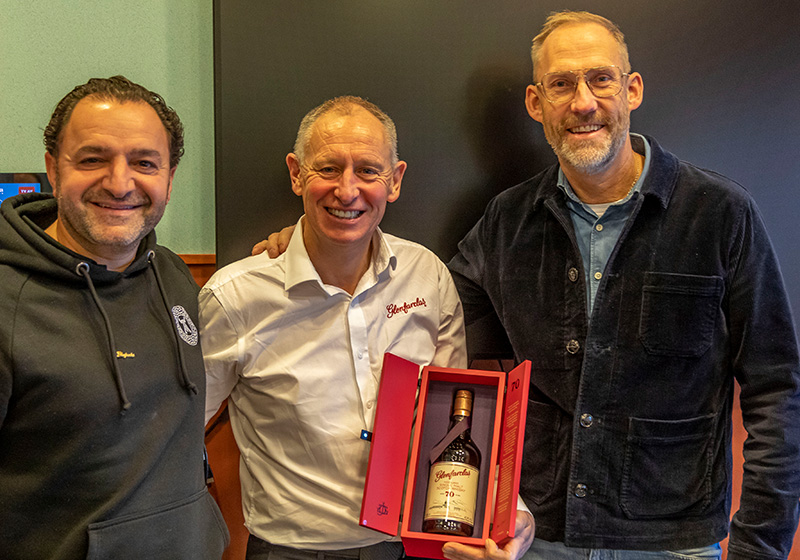 Callum Fraser, här tillsammans Chabbe Daoud och Reine Patriksson, som gemensamt slog till på en flaska Glenfarclas 70 år