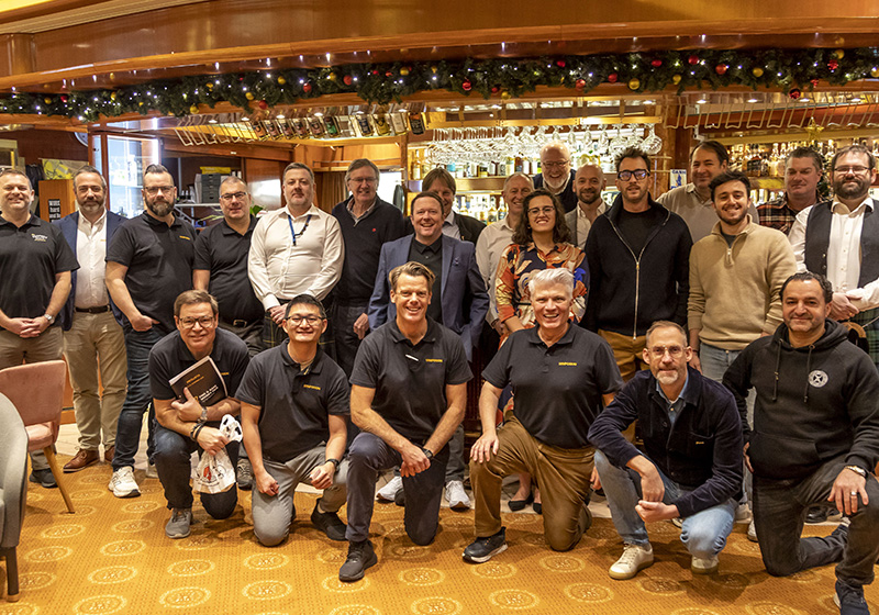 Hela gänget bakom mässan